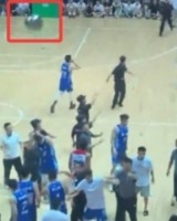 伟德Bevictor登录入口-重庆酉阳县一篮球赛中爆发冲突 观众往场内扔杂物 有人扔钢盆