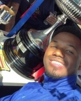 伟德Bevictor-法蒂社媒转发与莱万、拉菲尼亚合照，身边摆着国王杯奖杯